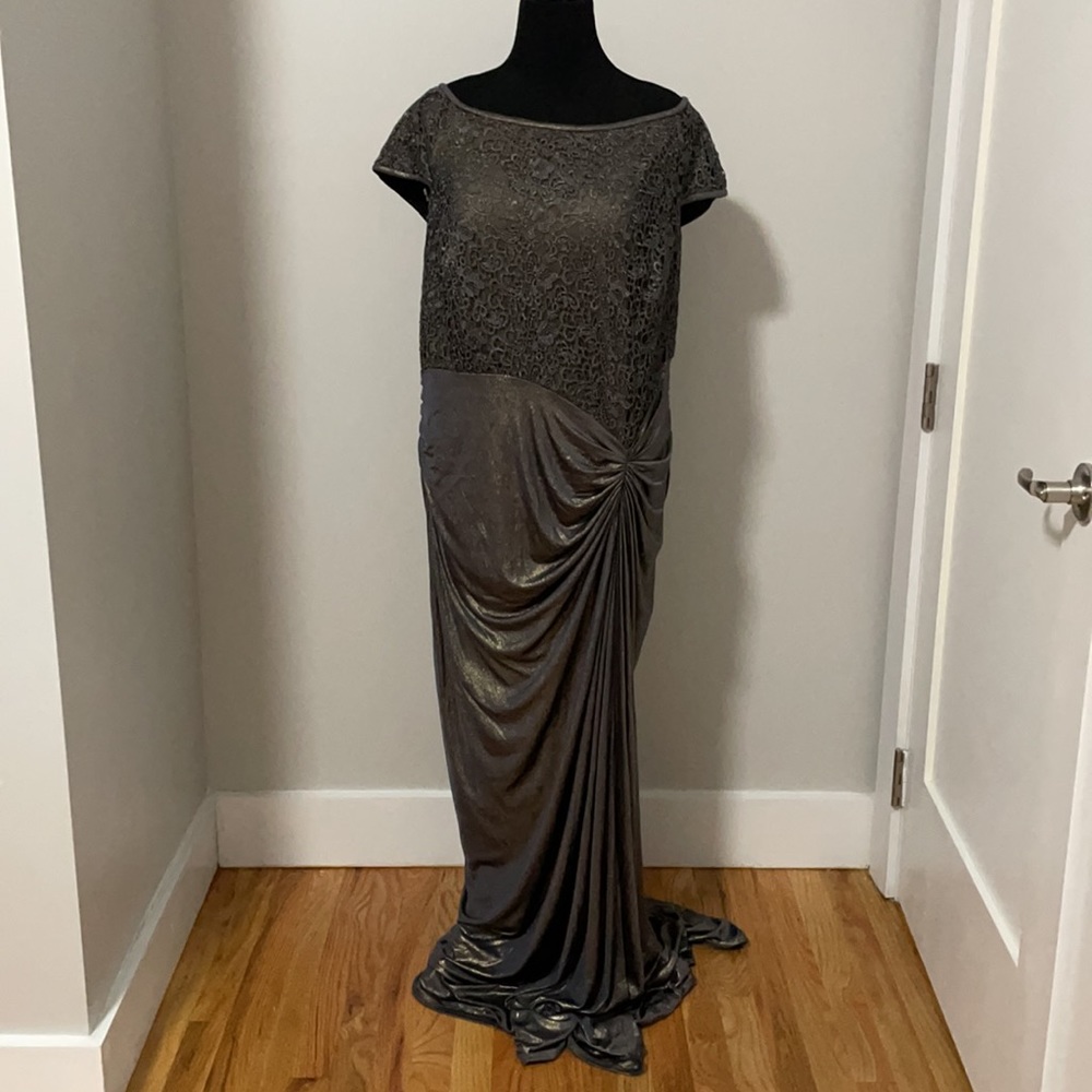 NWOT Tadashi Shoji Metallic Lace and Draped Jersey Plus 22Q Duchess Grey